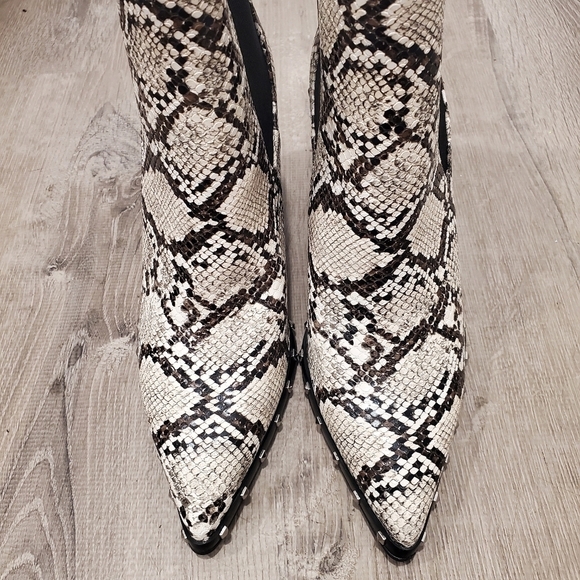 NEW Charles By Charles David Dodger Ankle Boot - Picture 3 of 8